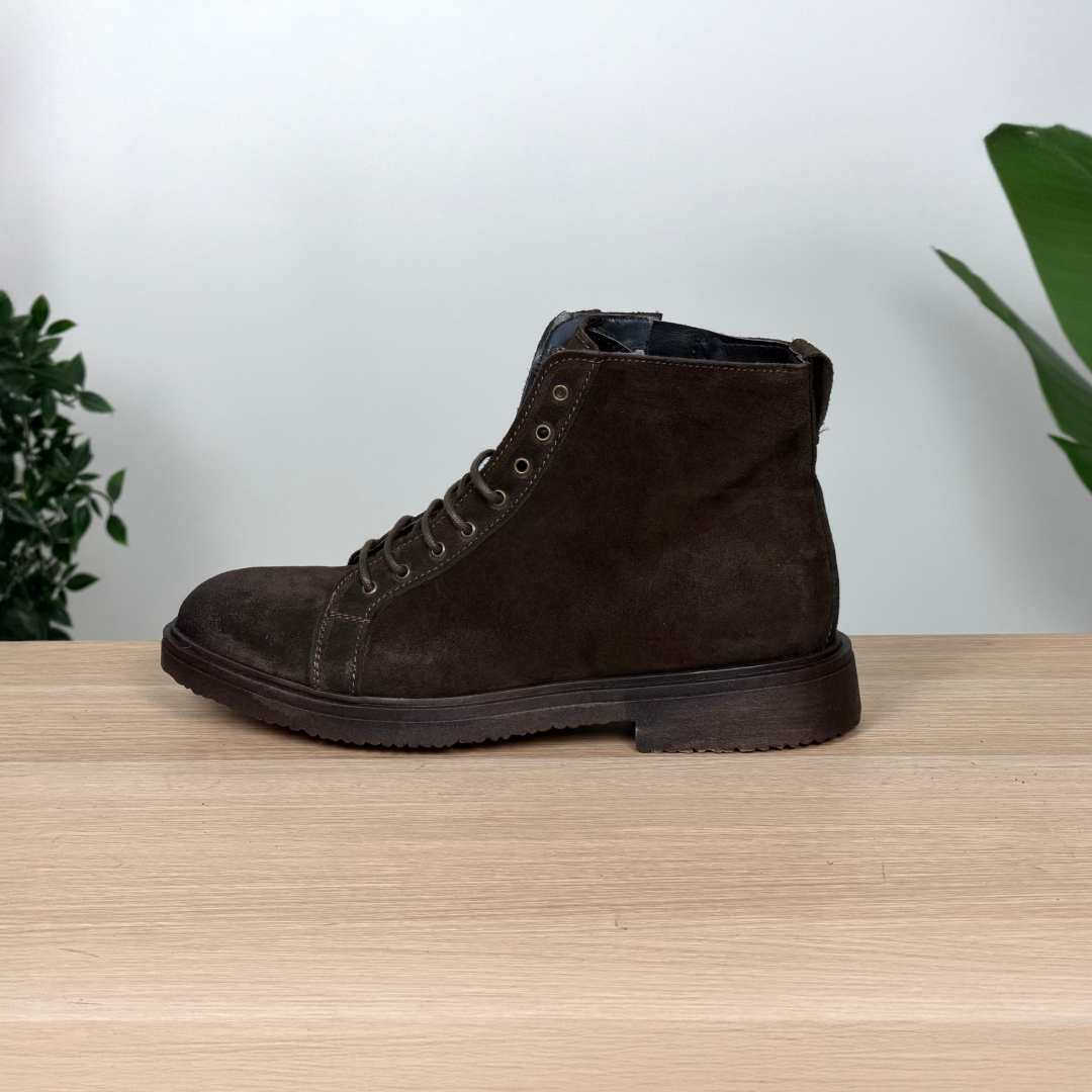 Stivali stringati stile paracadutista in pelle scamosciata - Testa di moro