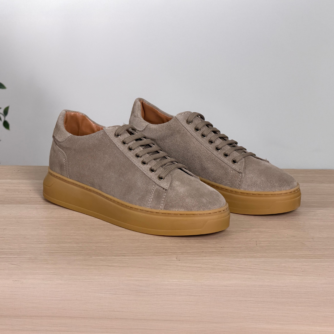 Sneakers in camoscio con fondo in caucciù - Tortora