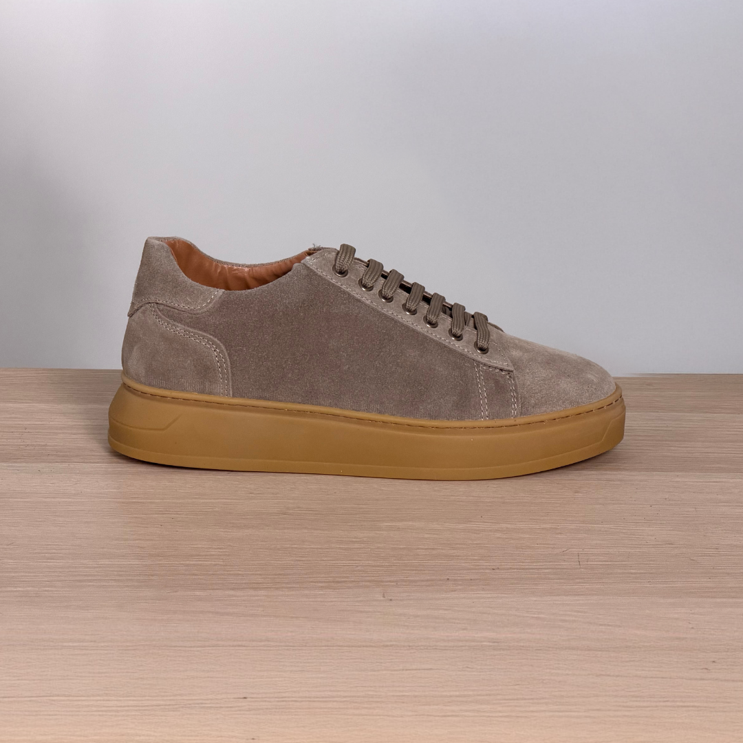 Sneakers in camoscio con fondo in caucciù - Tortora