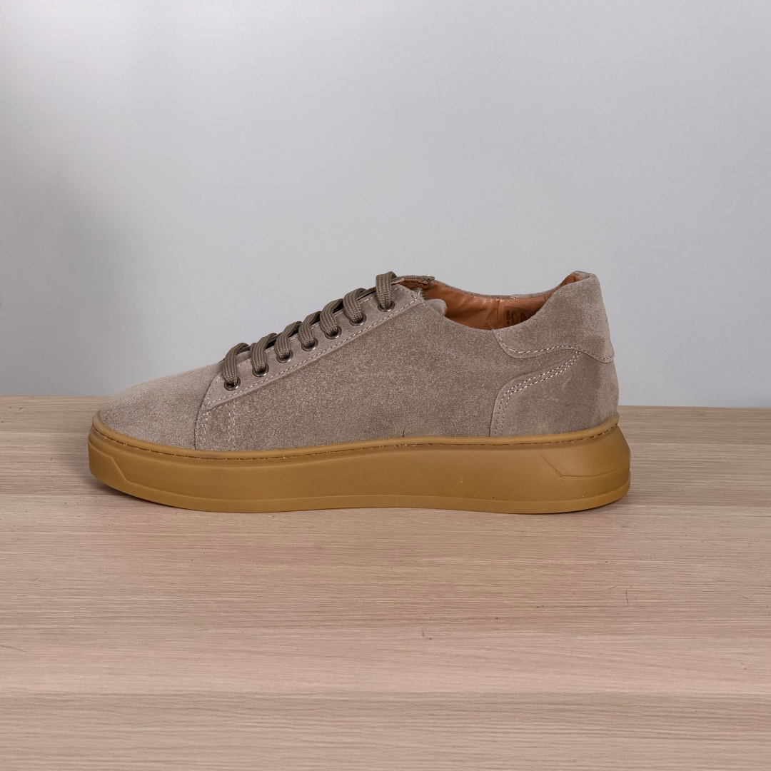 Sneakers in camoscio con fondo in caucciù - Tortora