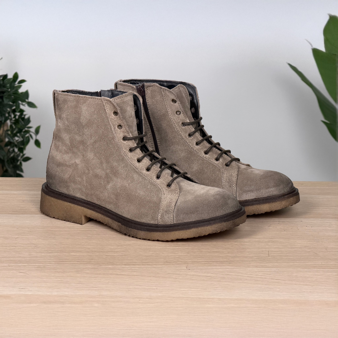 Stivali stringati stile paracadutista in pelle scamosciata - Tortora