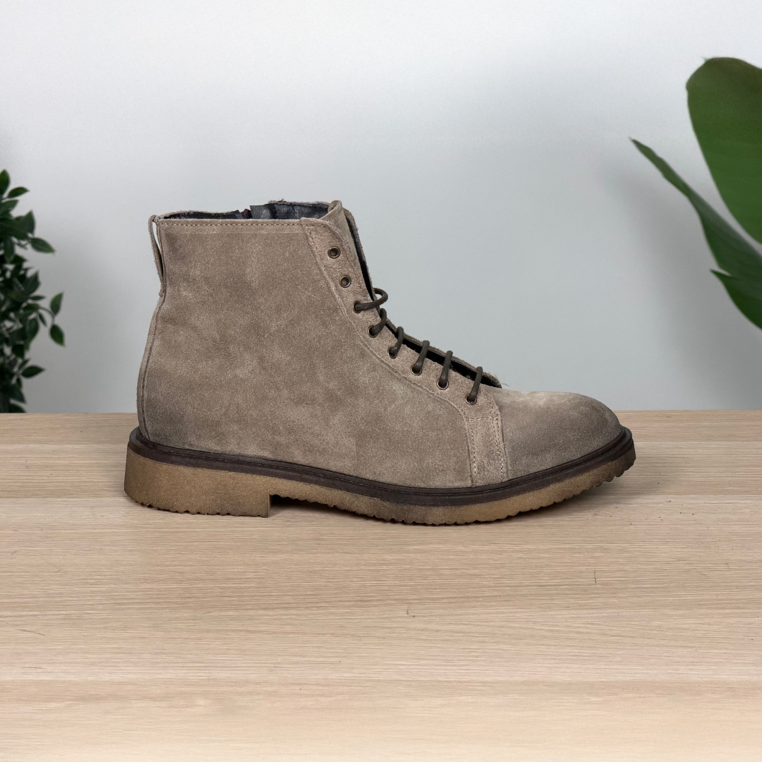 Stivali stringati stile paracadutista in pelle scamosciata - Tortora