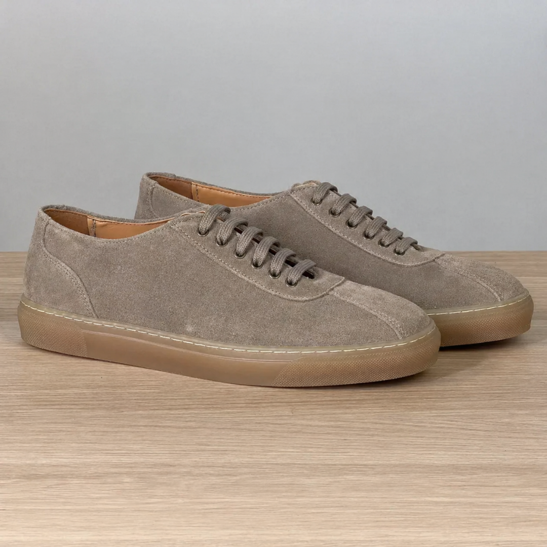 Sneakers basse in camoscio con fondo in caucciù - Tortora