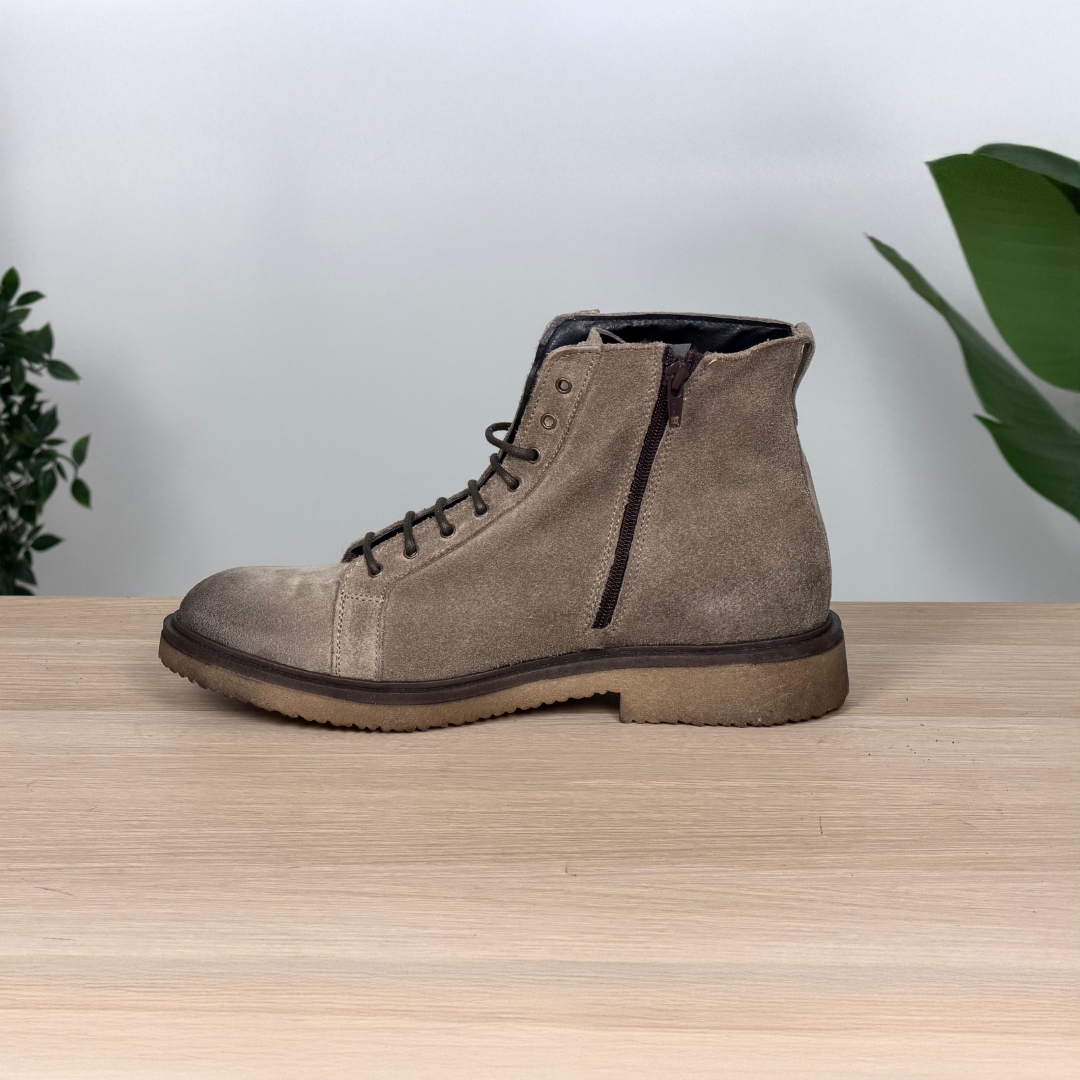 Stivali stringati stile paracadutista in pelle scamosciata - Tortora