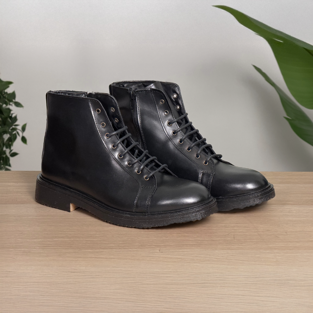 Stivali stringati stile paracadutista in pelle di vitello - Nero