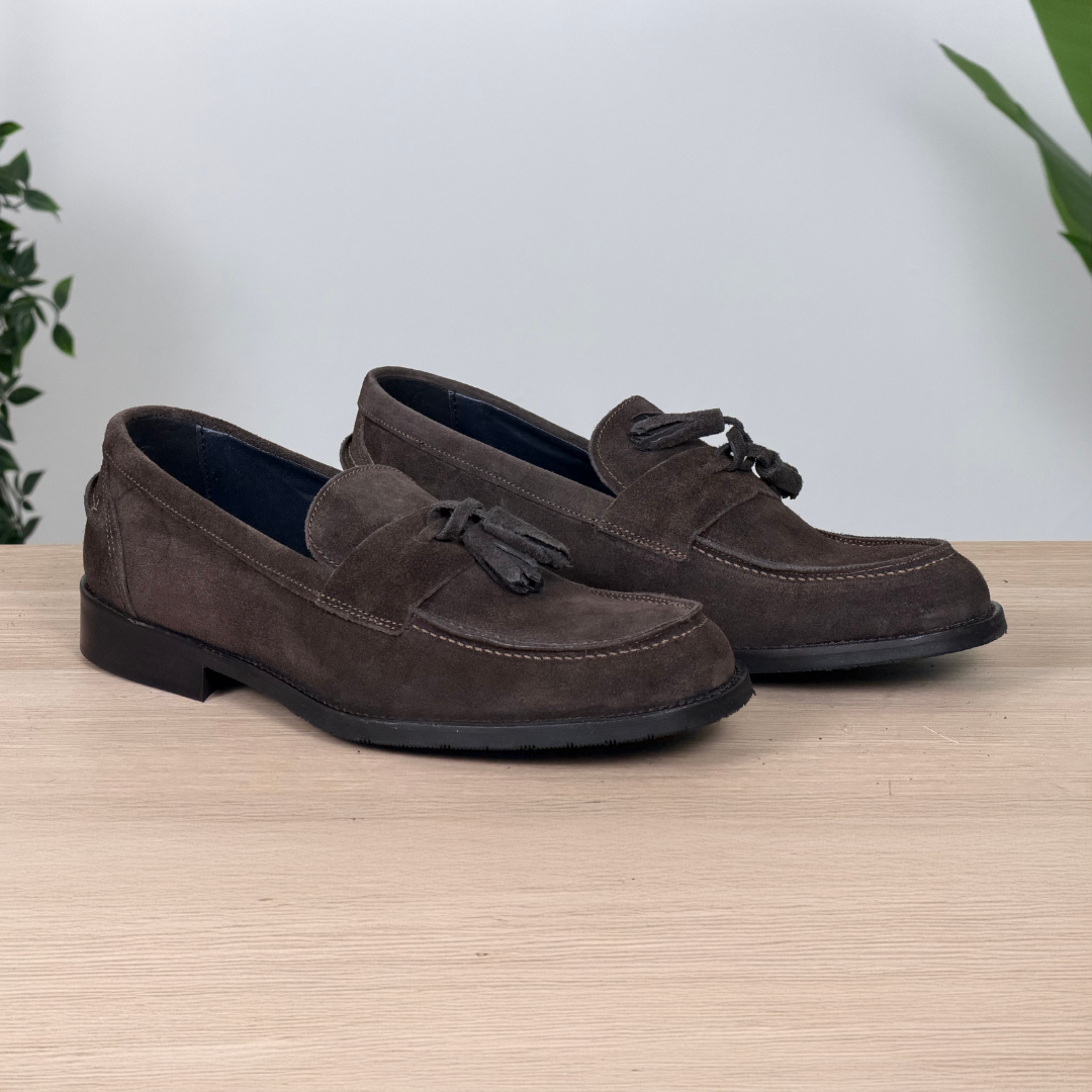 Mocassino classico in camoscio con nappine - Testa di moro