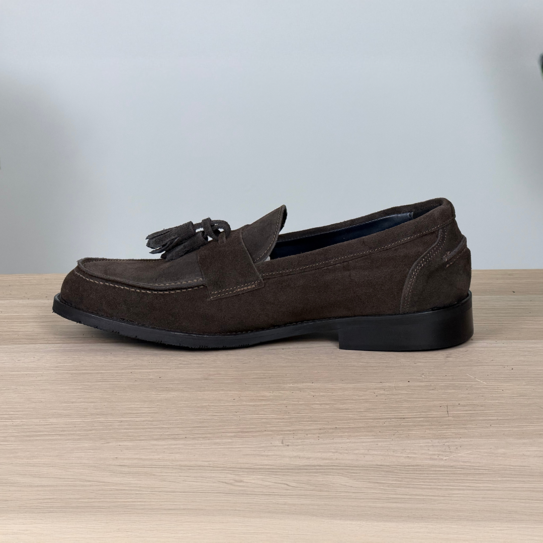 Mocassino classico in camoscio con nappine - Testa di moro