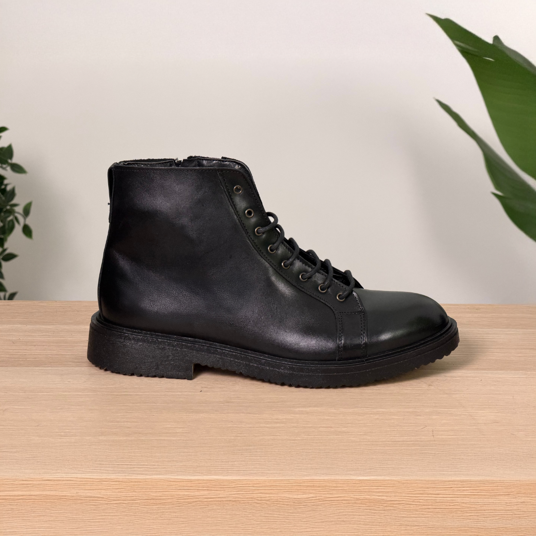 Stivali stringati stile paracadutista in pelle di vitello - Nero