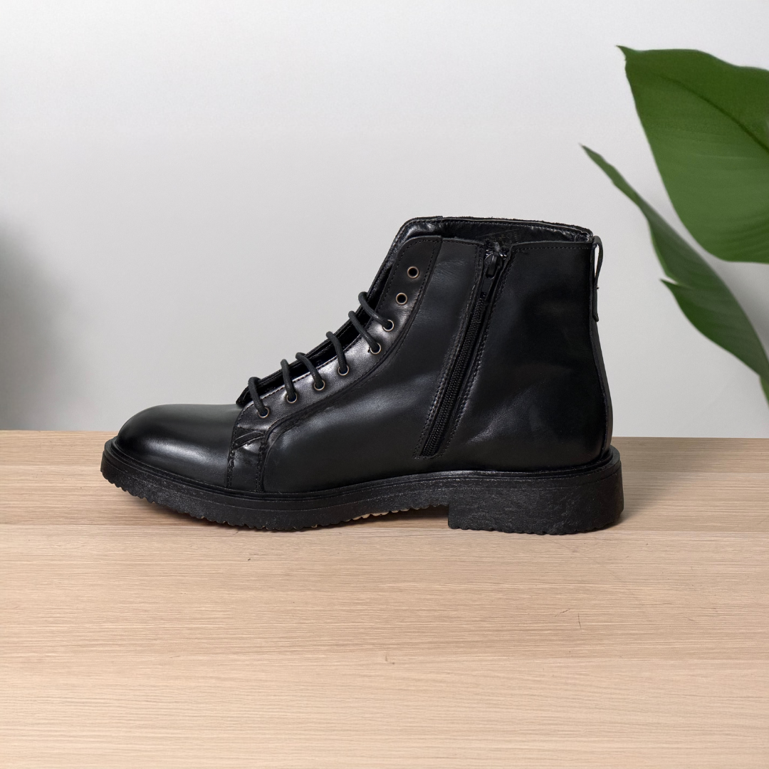 Stivali stringati stile paracadutista in pelle di vitello - Nero