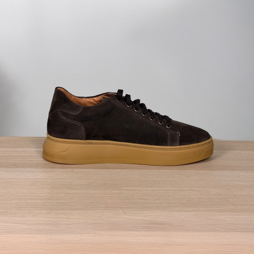 Sneakers in camoscio con fondo in caucciù - Testa di moro