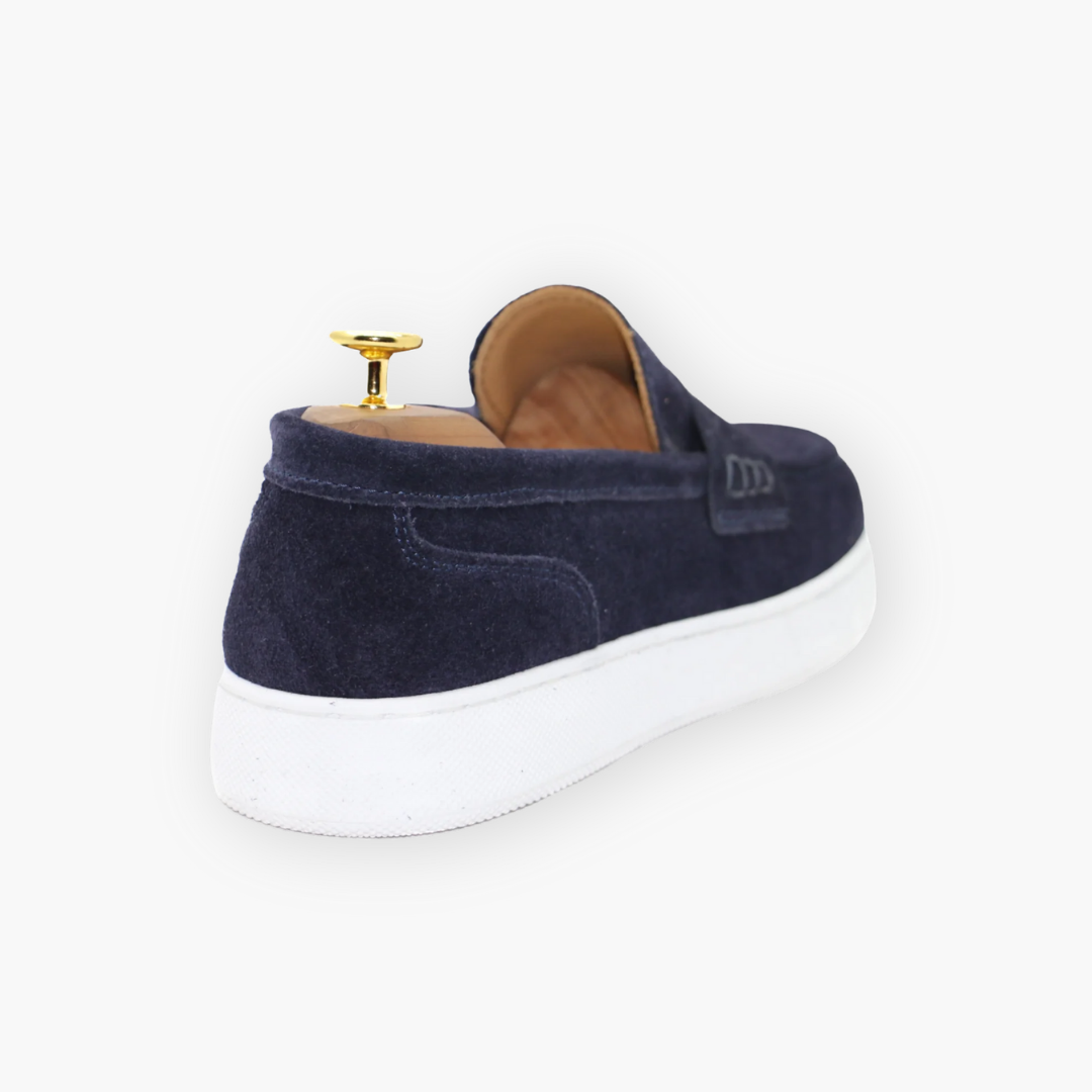 Mocassino uomo in camoscio blu con suola in gomma bianca